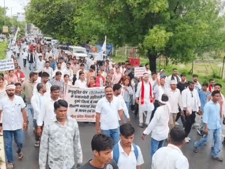 डूंगरपुर में स्टूडेंट्स का फूटा आक्रोश:रैली निकालकर कलेक्ट्रेट का किया घेराव, शिक्षकों के तबादले रद्द करने की मांग