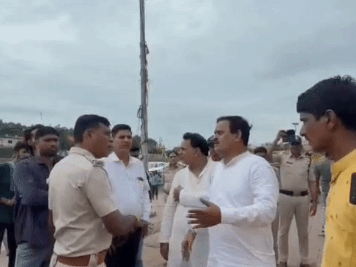 
                 महाकाल की पहली सवारी से पहले रामघाट पर कार्रवाई:निगम ने काउंटर, गुमटियों के साथ शिप्रा आरती के तख्त भी हटाए 
            