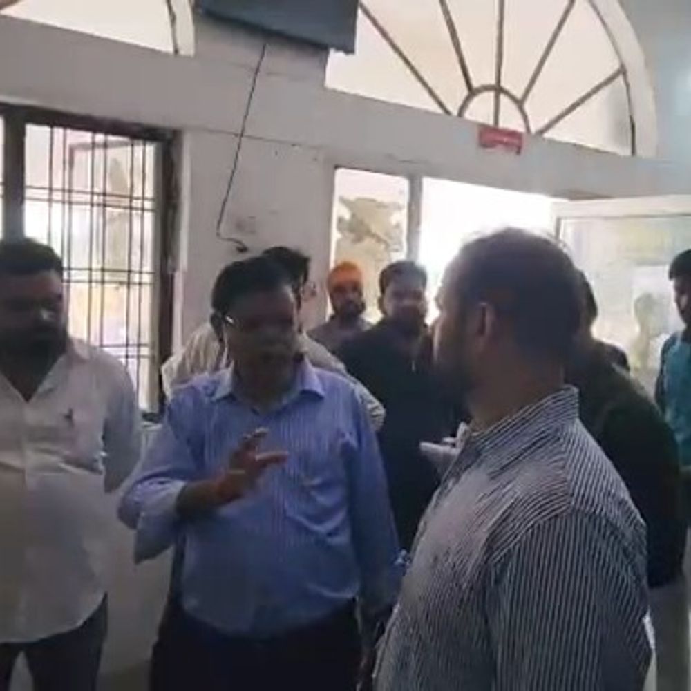 सीतापुर में CHC में खाली मिले ऑक्सीजन सिलेंडर:गंदगी और जंग लगे उपकरण मिलने पर बाहर फेंका, सीएमओ ने दिए जांच के आदेश