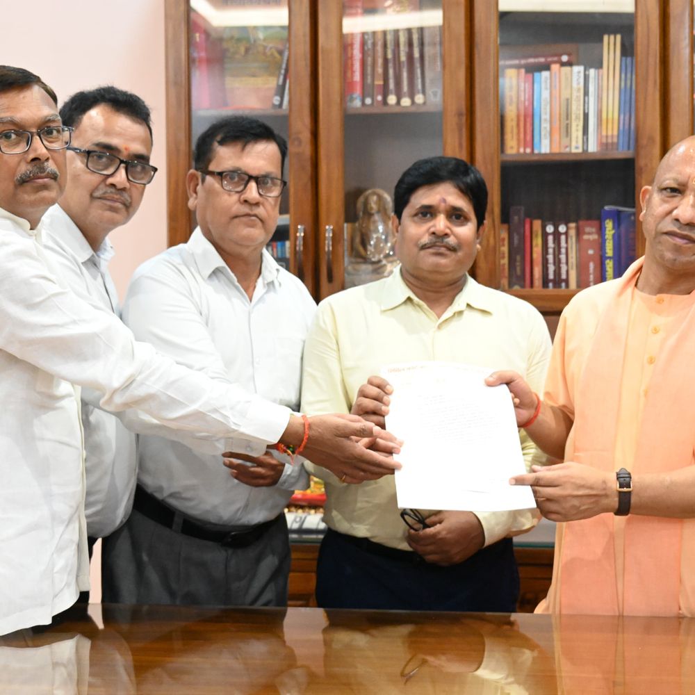 बार सभागार और पुस्तकालय निर्माण की मांग:महराजगंज बार एसोसिएशन के प्रतिनिधिमंडल से मिले सीएम योगी, जल्द कार्रवाई का दिया आश्वासन