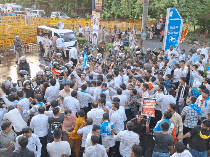 
                 भोपाल में कांग्रेस का आज बीजेपी कार्यालय तक पैदल मार्च:NEET पेपर लीक और छात्रों पर लाठीचार्ज के विरोध में प्रदर्शन,धर्मेंद्र प्रधान के इस्तीफे की करेंगे मांग 
            