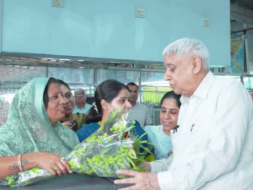 रामपाल की शरण में पहुंचीं राजस्थान की कांग्रेस विधायक:बोलीं- हिंडौन सिटी के जलभराव का समाधान करो, रामपाल ने कहा-समस्या लिख दी