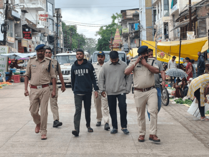 बैतूल पेट्रोल पंप मारपीट केस; दो और आरोपी गिरफ्तार:पुलिस ने निकाला पैदल जुलूस; मुख्य आरोपी पहले ही पकड़ा जा चुका