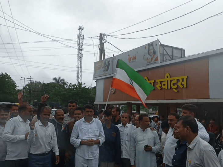 
                 छात्र आंदोलन की रैली में आधे घंटे उल्टा रहा तिरंगा:मंदसौर में प्रदर्शन के दौरान लापरवाही, एसपी बोले- वीडियो की जांच के बाद कार्रवाई करेंगे 
            
