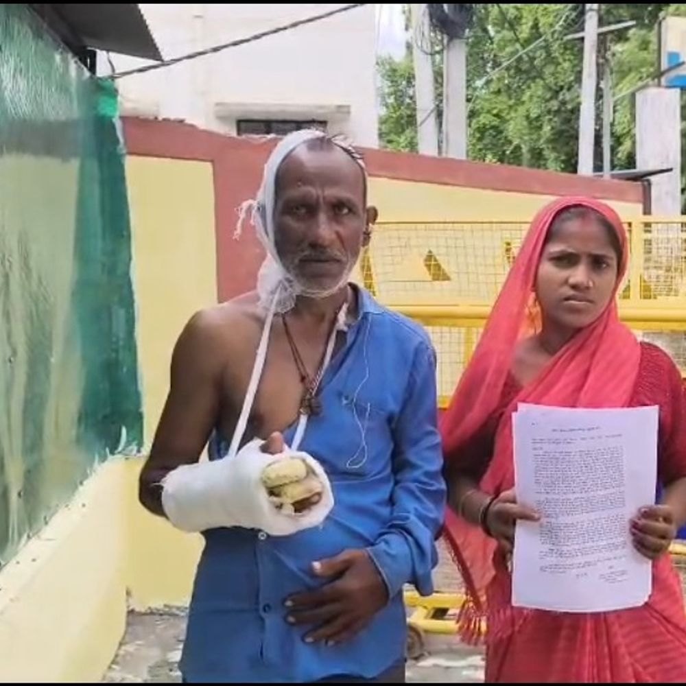 दिव्यांग पर फरसे से हमले का आरोप: सिर फटा:उंगली में फ्रैक्चर; बांदा एसपी से हत्या के प्रयास की धारा बढ़ाने की मांग