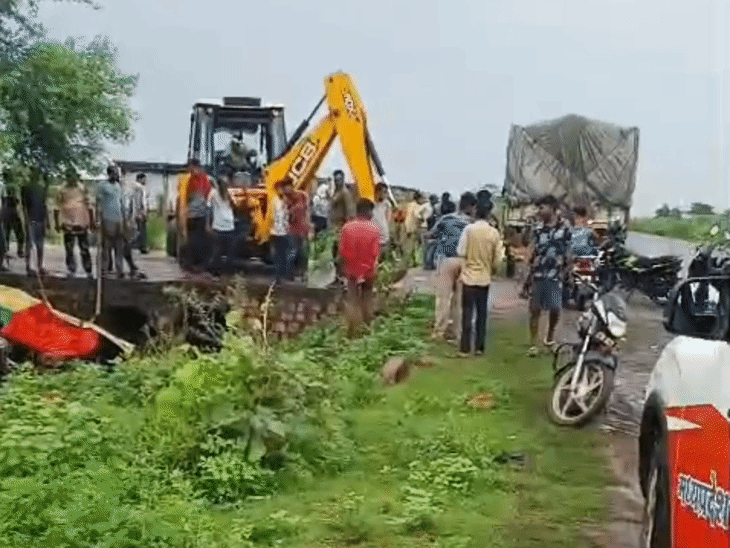 पीछे से टक्कर लगते ही गड्ढे में गिरी यात्री टैक्सी:  शिवपुरी में NH-46 पर हादसा, पांच घायल; ट्रक ड्राइवर मौके से फरार – Shivpuri News