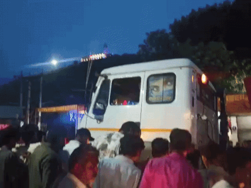 सड़क-क्रॉस कर रहे युवक को ट्रेलर ने मारी टक्कर, मौत:200 फीट तक घसीटता रहा युवक, ट्रेलर में फंसा शव