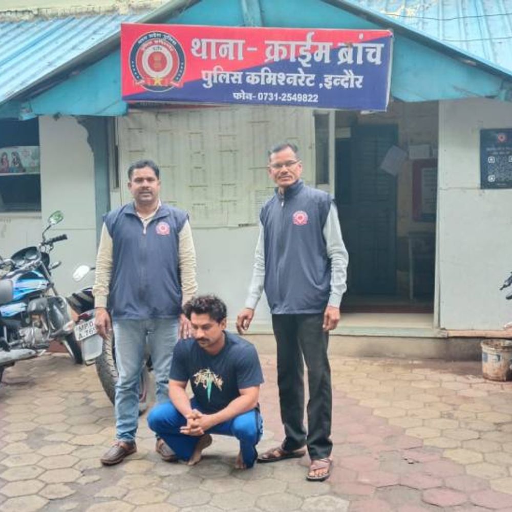 
                 एमडी ड्रग्स तस्करी का फरार आरोपी गिरफ्तार:खिलौना कारोबारी निकला ड्रग्स नेटवर्क से जुड़ा; क्राइम ब्रांच सप्लायर की तलाश में जुटी 
            