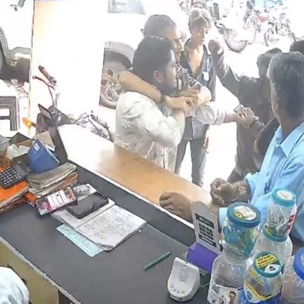 
                 इंदौर में बाइक-कार की टक्कर के बाद विवाद:मेडिकल स्टोर के बाहर कार के शीशे फोड़े, मारपीट की; एक नाबालिग हिरासत में 
            