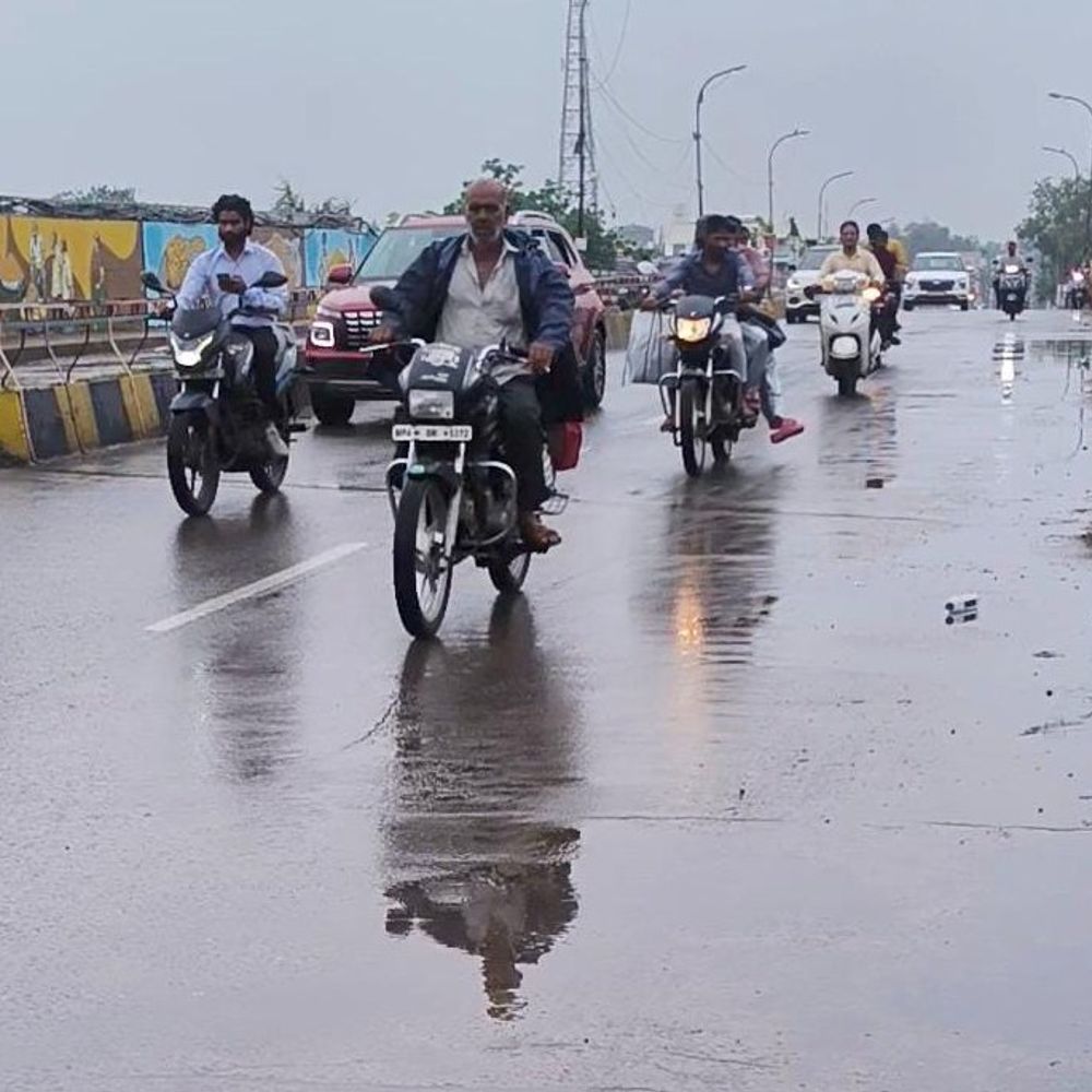 
                 मुंबई रेल मंडल में भारी बारिश से ट्रेनें कैंसिल:रतलाम से गुजरने वाली जयपुर सुपरफास्ट, राजधानी एक्सप्रेस समेत 4 ट्रेनें रद्द, 2 का रूट बदला 
            