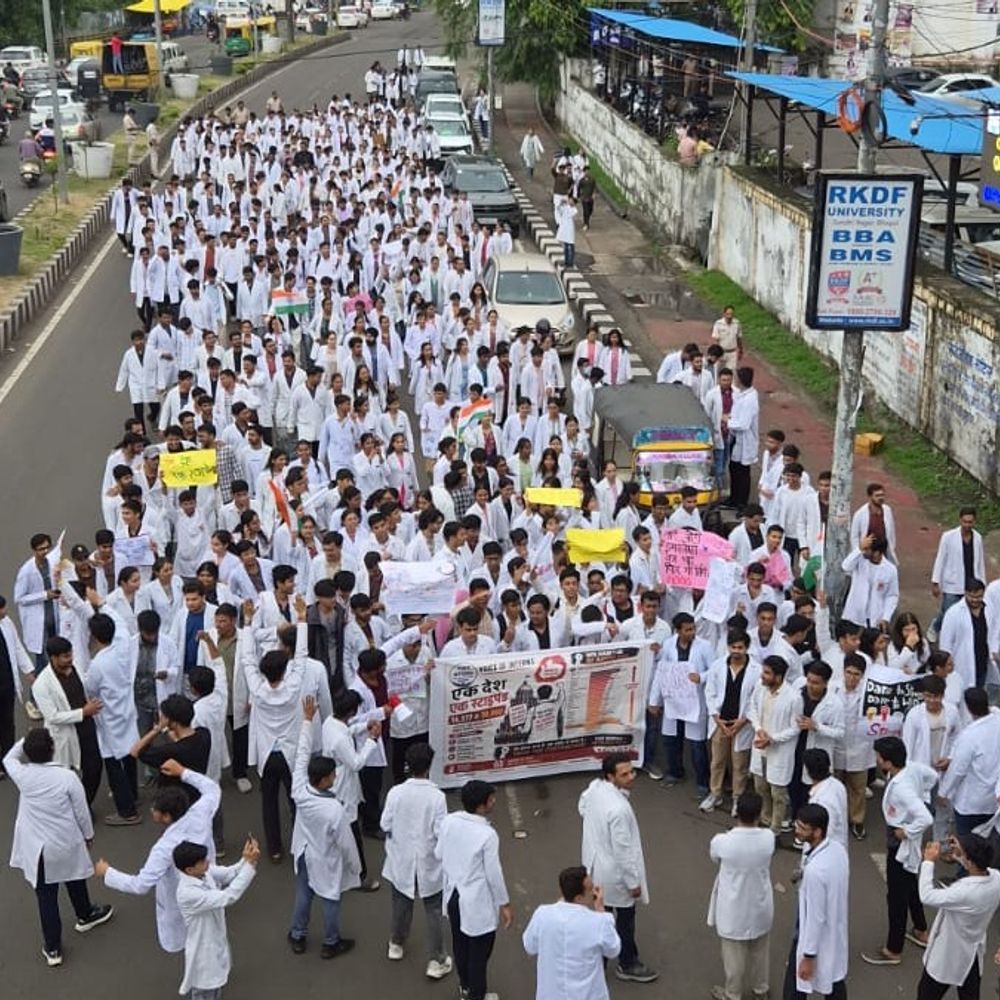 स्टाइपेंड बढ़ाने की मांग को लेकर मेडिकल इंटर्न्स का प्रदर्शन:  24 जुलाई से काम बहिष्कार की चेतावनी, सीएम के नाम कलेक्टर को सौंपा ज्ञापन – Bhopal News