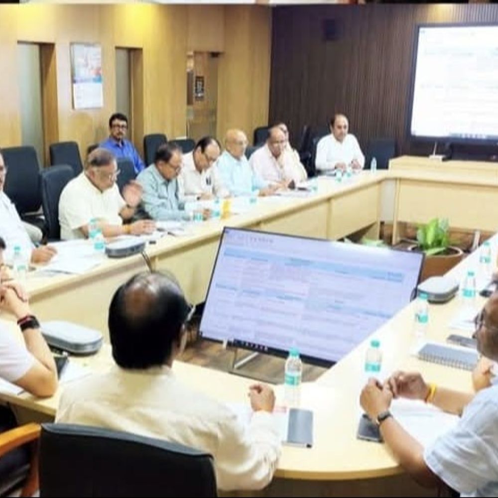 
                 एमपीआरडीसी के एमडी बोले-सीई करेंगे सड़कों का निरीक्षण:निर्माण कार्यों में ढिलाई बर्दाश्त नहीं; लापरवाह एजेंसियों के अनुबंध तत्काल समाप्त करने के निर्देश 
            