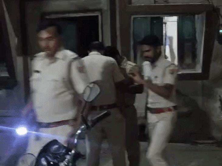 उदयपुर के गोगुंदा में तलवार से युवक की गर्दन काटी:एक ही वार में धड़ से अलग कर दिया; बचाने आई मां और भाई के सामने मर्डर