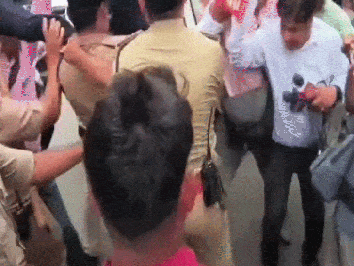 
                 मंत्री के घर के बाहर प्रदर्शन करने वालों को जेल:जांच में सामने आया स्टूडेंट्स के प्रदर्शन में की थी अपील, सोशल मीडिया से पुलिस को मिली जानकारी 
            