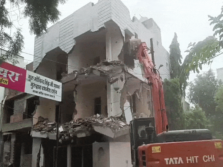 
                 रहवासी इलाके में बन रहे हॉस्टल पर निगम की कार्रवाई:फुटपाथ और सेटबैक पर बने अवैध हिस्से तोड़े, रेसिडेंशियल परमिशन लेकर खड़ी कर दी कमर्शियल बिल्डिंग 
            