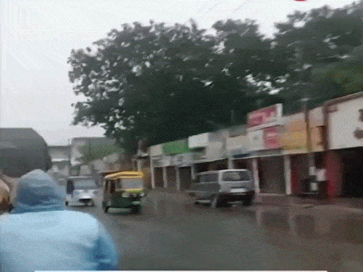 इंदौर में दूल्हे अनोखी बारात का VIDEO:डीजे पर बज रहा गाना, ना नाचने वाले ना यार-दोस्त-रिश्तेदार, सोशल मीडिया पर हो रहा वायरल