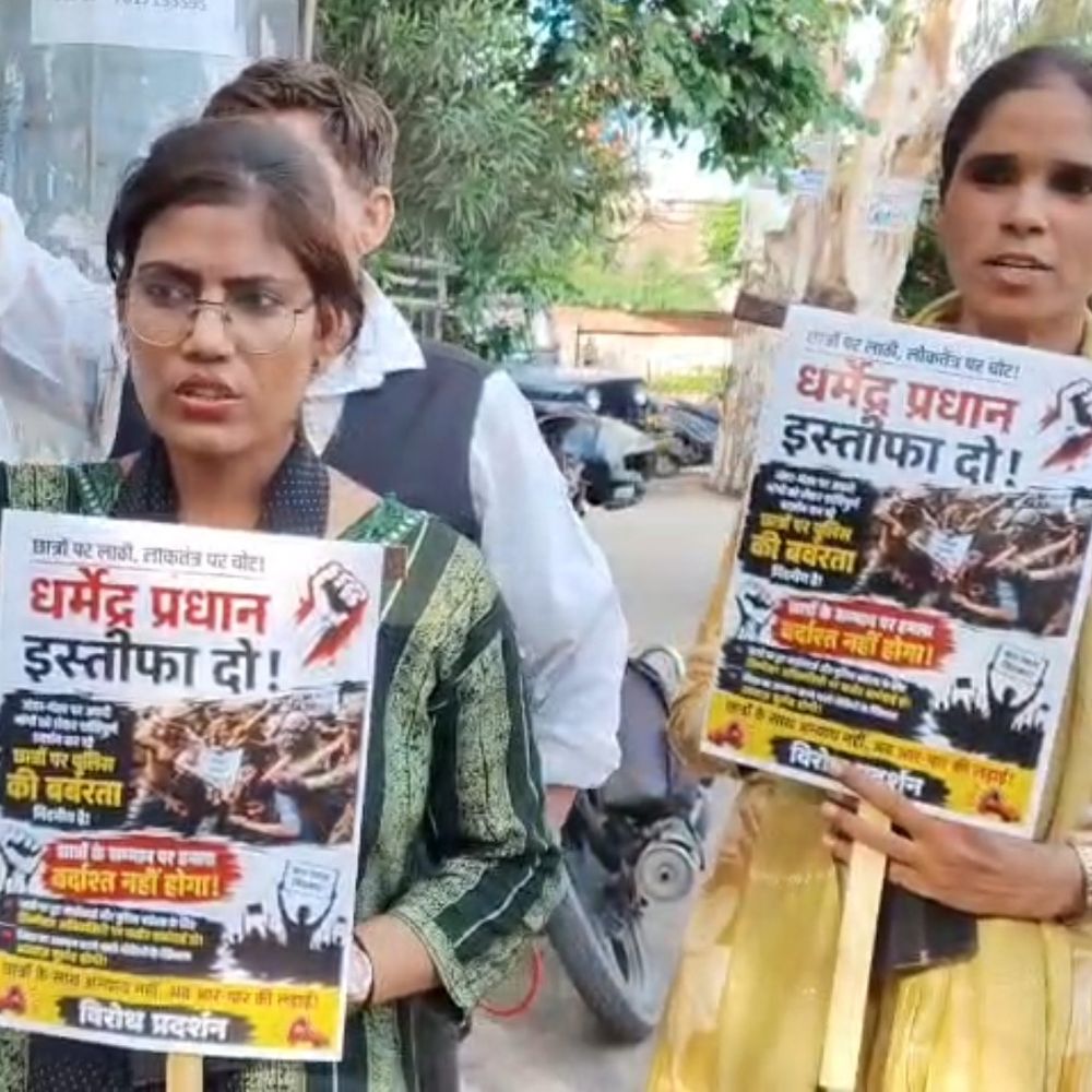 फिरोजाबाद में AAP का छात्रों के समर्थन में प्रदर्शन:कहा- नीट पेपर लीक पर शिक्षा मंत्री इस्तीफे दें, छात्रों के भविष्य की लड़ाई लड़ रहे