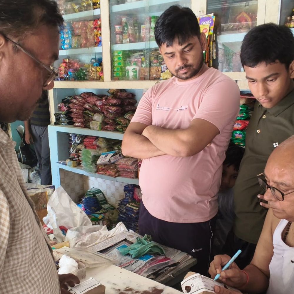 आजमगढ़ में खाद्य विभाग की छापेमारी:जांच के लिए भेजे गए 12 नमूने, त्योहारों को देखते हुए चलता रहेगा अभियान