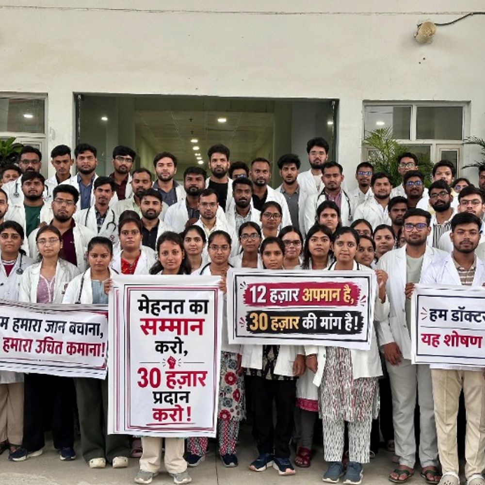 KGMU में मेडिकल स्टूडेंट्स का प्रदर्शन:AIIMS और SGPGI के बराबर इंटर्नशिप स्टाइपेंड की मांग, दो सप्ताह का अल्टीमेटम