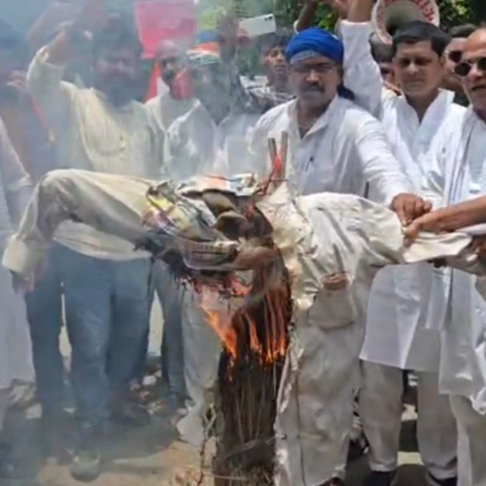 दरभंगा में प्रधानमंत्री का फूंका पुतला:नीट पेपर लीक-छात्रों पर लाठीचार्ज का विरोध, कहा- इस्तीफा दे शिक्षा मंत्री