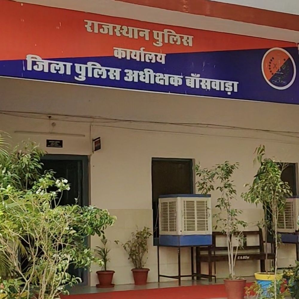 बांसवाड़ा में बुजुर्ग दंपती से चेन लूटी, 2 बदमाश गिरफ्तार:चलती स्कूटी पर झपट्टा मारकर तोड़ी थी; वारदात में काम ली गई बाइक भी जब्त