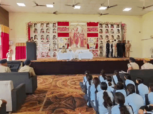 छात्राओं को कानून और हेल्पलाइन की जानकारी:आईजी परम ज्योति ने साइबर सुरक्षा, महिला अधिकार और राजकोप सिटिजन ऐप की दी जानकारी
