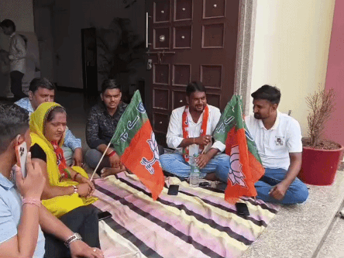 भाजपा मंडल कार्यकारिणी पर नाराजगी, पूर्व अध्यक्ष धरने पर बैठे:पुराने कार्यकर्ताओं की अनदेखी का आरोप, संशोधित सूची जारी होने तक धरना की चेतावनी