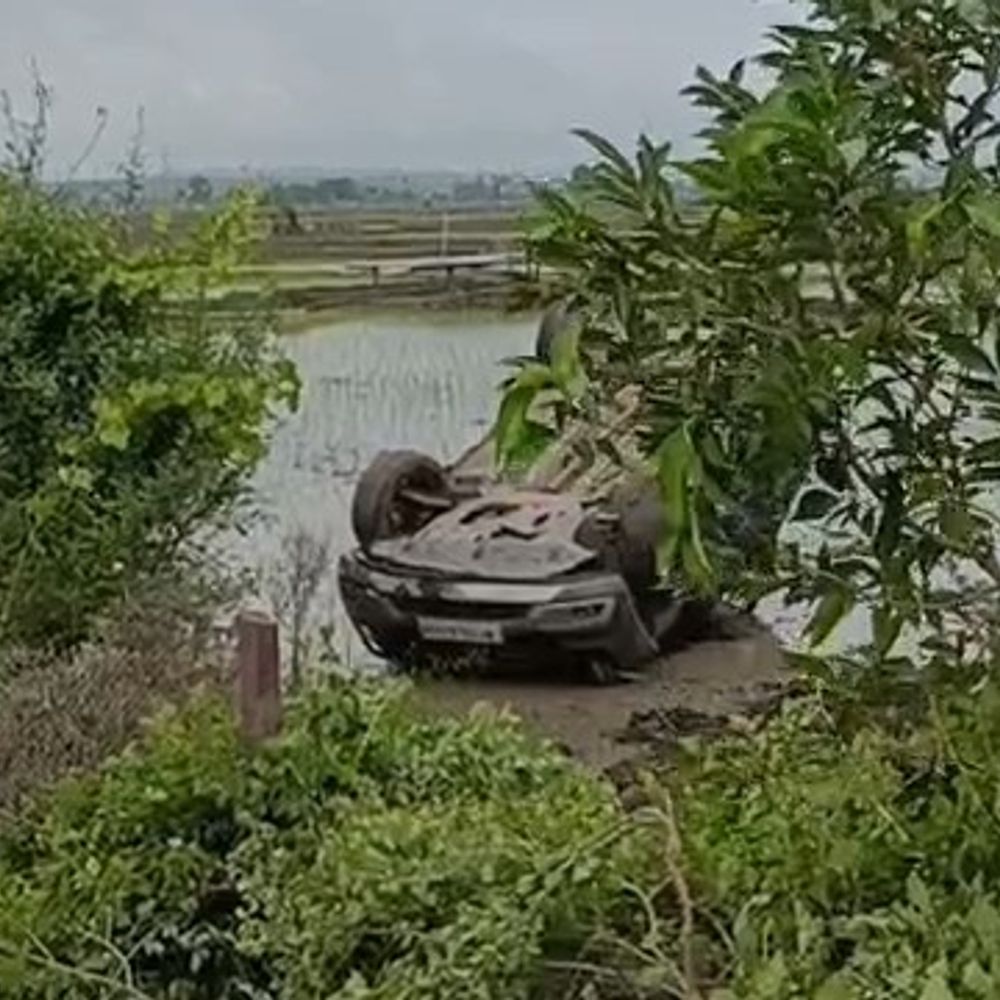 सड़क के गहरे गड्ढे से बिगड़ा कार का संतुलन:गोहरगंज बायपास पर हादसे में 5 घायल, घायलों को अस्पताल पहुंचाया गया