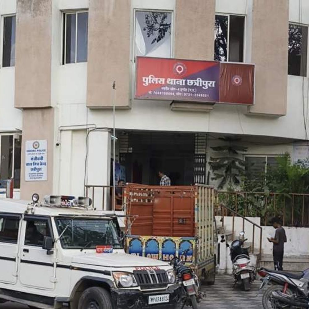 
                 इंदौर में रास्ता पूछने पर विवाद:कैफे कर्मचारी पर नशे में तीन युवकों ने चाकू से किए आधा दर्जन से ज्यादा वार, 3 गिरफ्तार 
            