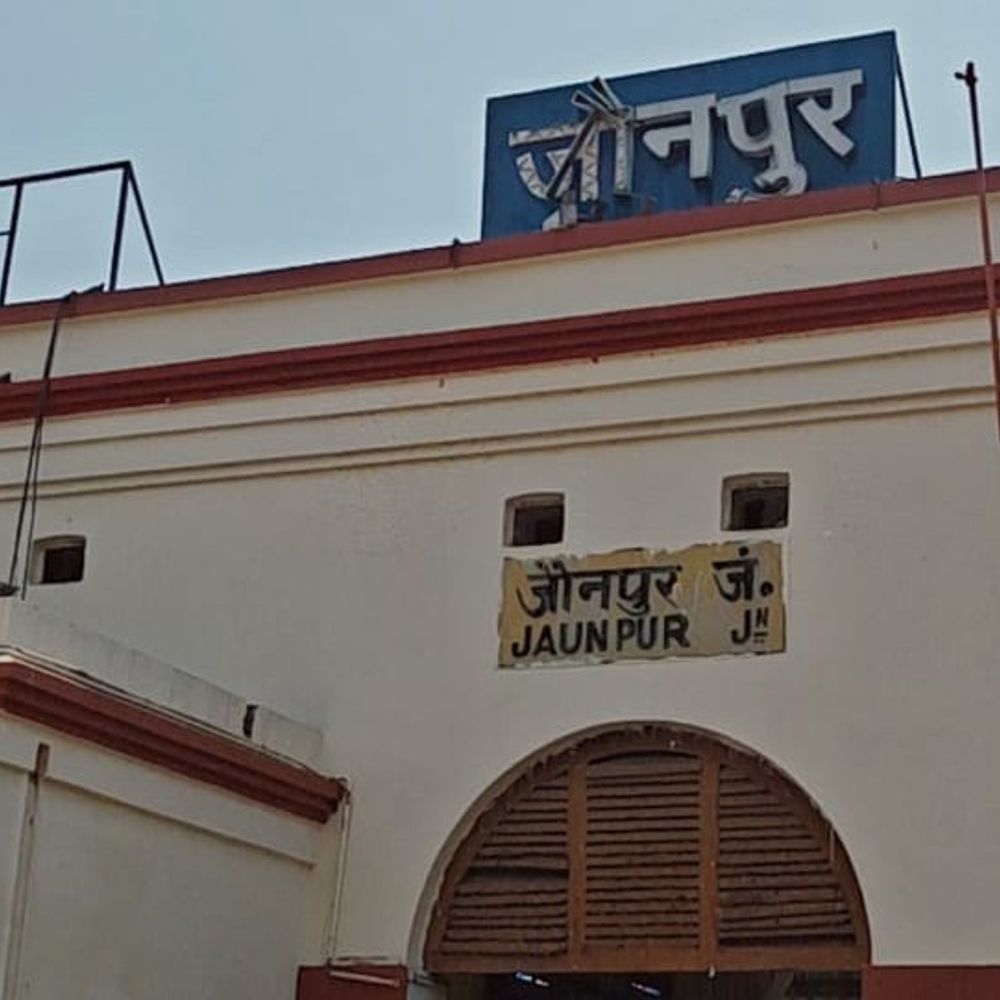 जौनपुर से दिल्ली-मुंबई की ट्रेनों में लंबी वेटिंग:शादी सीजन के बाद लौट रहे यात्रियों की बढ़ी परेशानी, सितंबर तक फुल हैं सीटें