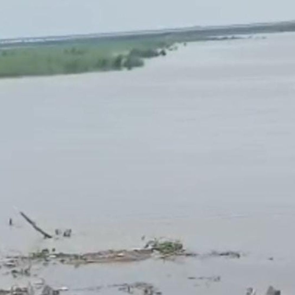 24 घंटे में सरयू नदी का जलस्तर 18 सेंटीमीटर बढ़ा:अम्बेडकरनगर के मांझा क्षेत्र में बाढ़ का खतरा, कटान से किसानों की बढ़ी चिंता
