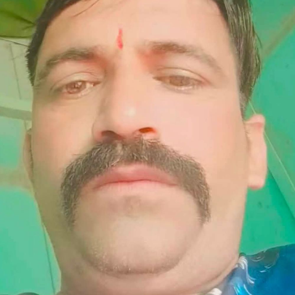 
                 नीमच में किसान की करंट लगने से मौत:जीरन में 440V एलटी लाइन की चपेट में आया, ग्रामीणों ने किया चक्काजाम 
            