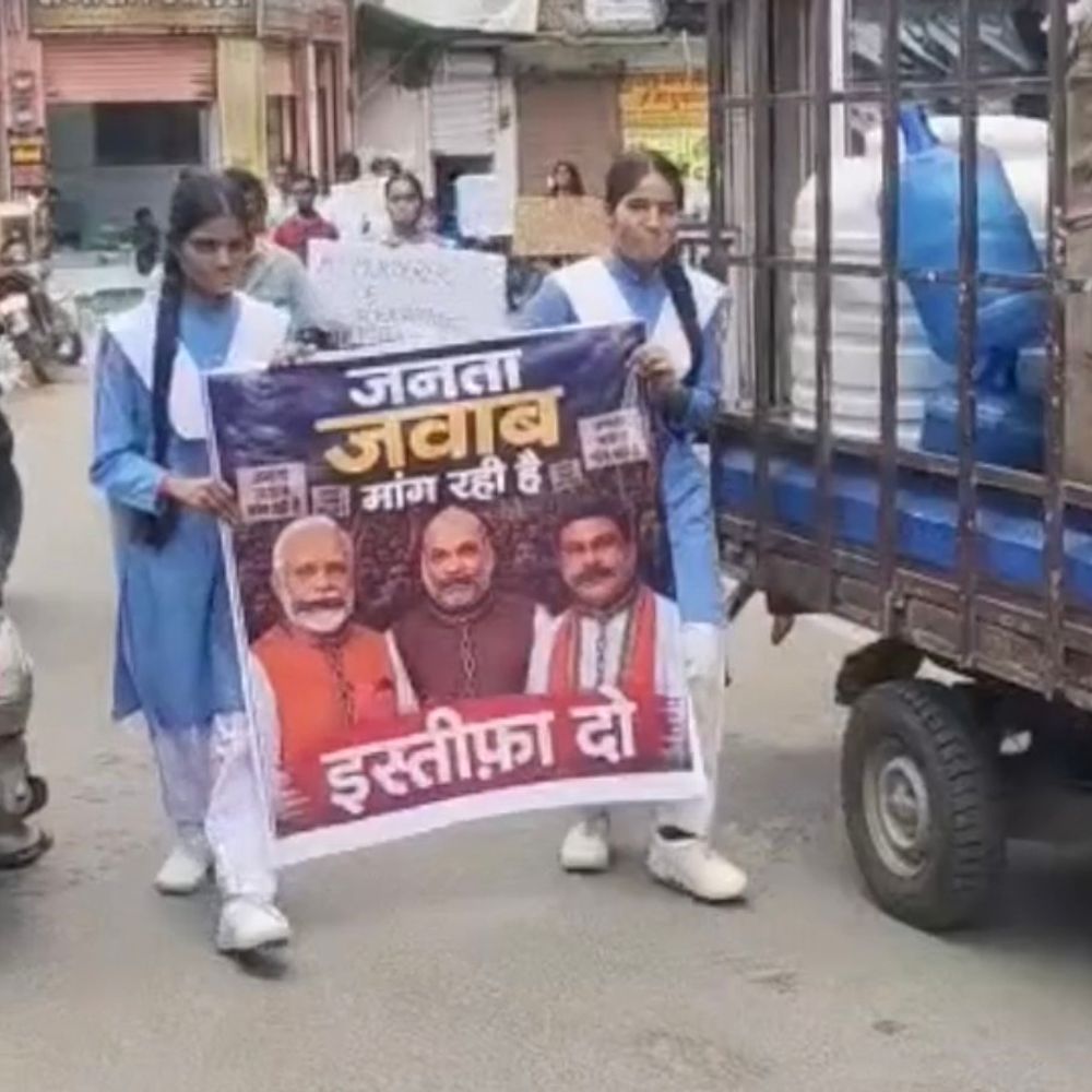 नीट पेपर लीक के विरोध में छात्रों का मौन मार्च:दतिया में किला चौक से निकला शांतिपूर्ण जुलूस,पोस्टर-बैनर के जरिए परीक्षा प्रणाली में पारदर्शिता की उठाई मांग