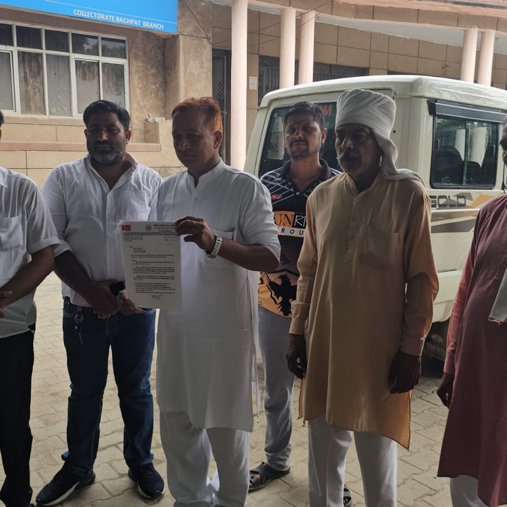 लाठीचार्ज: ग्राम प्रधानों ने राष्ट्रपति डीएम ऑफिस में ज्ञापन दिया:छात्र प्रदर्शन पर पुलिस लाठीचार्ज की निष्पक्ष जांच की मांग
