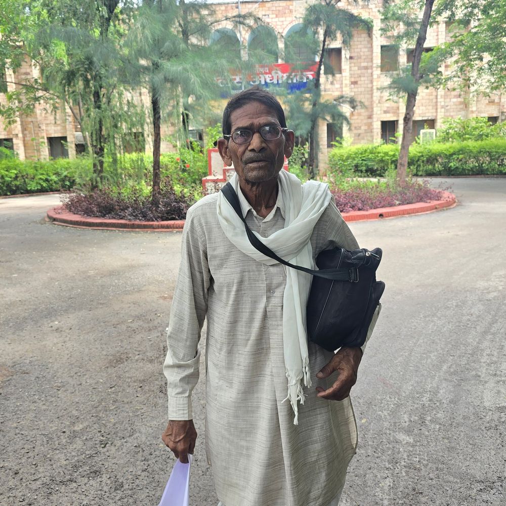बुजुर्ग ने बेटों पर घर से निकालने का आरोप लगाया:बोले- संपत्ति हड़पना चाहते हैं, अब दूसरों के घर मांगकर खा रहा हूं, डीएम-एसपी से लगाई गुहार