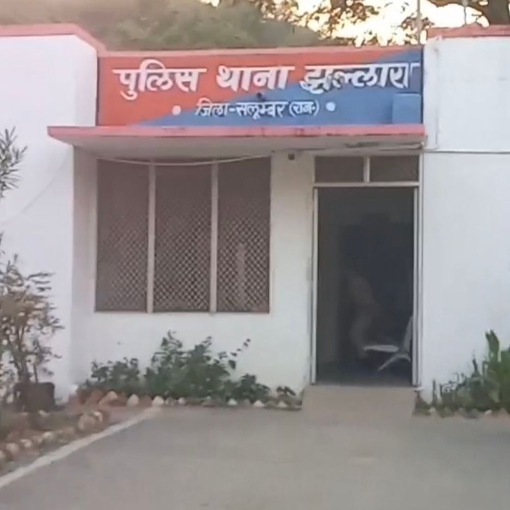 झल्लारा पुलिस ने दो अलग-अलग मामलों में दो आरोपी पकड़े:राहगीरों को चाकू दिखाकर फैला रहा था दहशत, म्यूल अकाउंट उपलब्ध कराने वाला भी पकड़ा गया