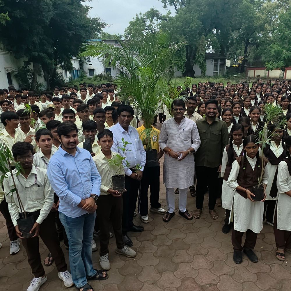 शाजापुर छात्रों ने गुरु पूर्णिमा से पहले लगाए 101 पौधे:'एक गुरु-एक पेड़' अभियान; विधायक अरुण भीमावद बोले- 13 नए स्मार्ट बोर्ड लगाएंगे