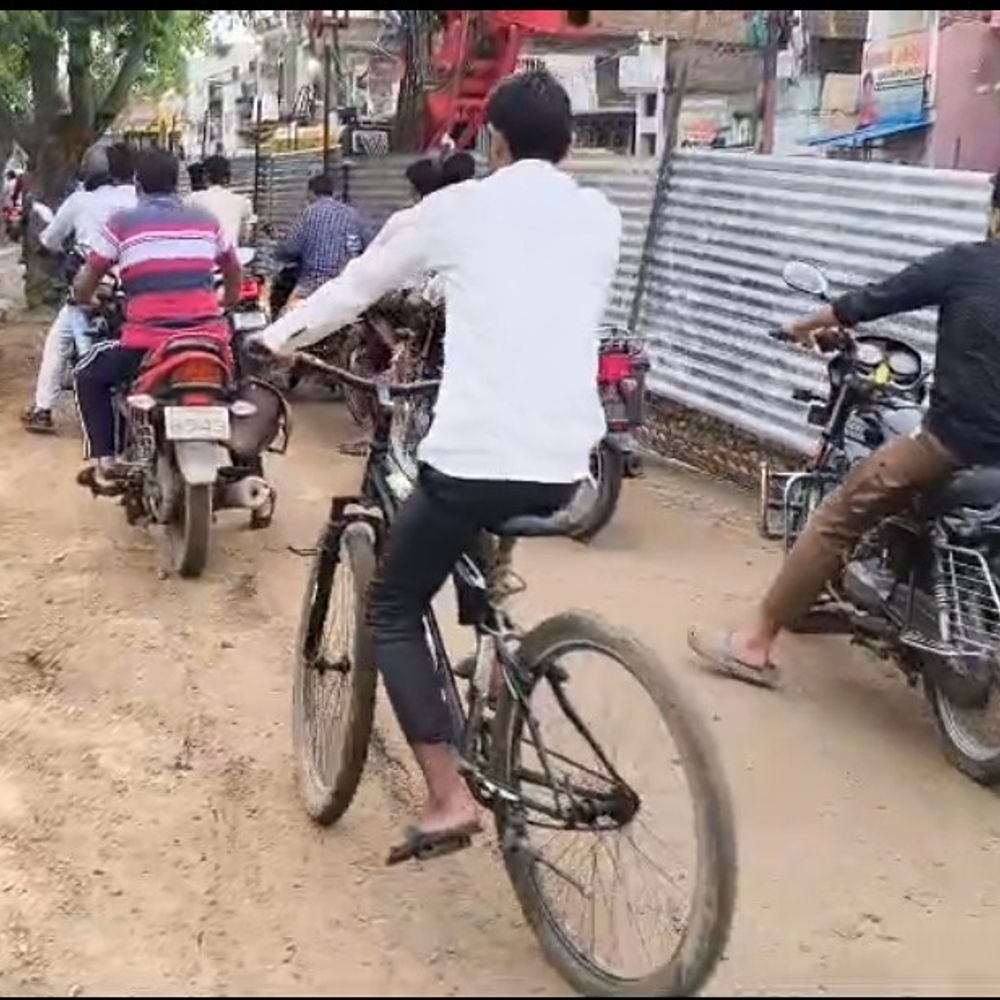 रॉबर्ट्सगंज ओवरब्रिज पर बनेगी 100 मीटर लंबी लिंक रोड:5 मीटर चौड़ा होगा मार्ग, अफसरों ने निरीक्षण कर देखी व्यवस्था