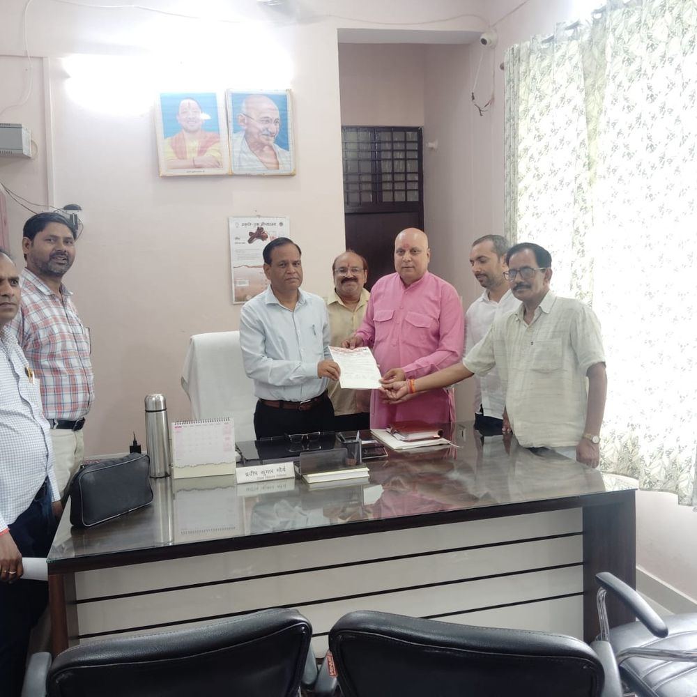 शिक्षणेत्तर कर्मचारी महासंघ ने डीआईओएस को ज्ञापन सौंपा:औरैया में समस्याओं के शीघ्र समाधान की मांग की