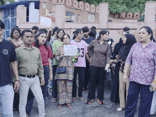 'नेताओं के बच्चे पढ़ें इंटरनेशनल, हमारे बच्चे एंटी-नेशनल':पोस्टरों के जरिए फूटा छात्रों का गुस्सा, शिक्षा मंत्री के इस्तीफे की मांग