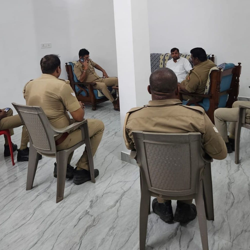 हरदोई में सपा नेता को घर में किया नजरबंद:पुतला दहन की सूचना पर पहुंची पुलिस, आवास घेरा; रामज्ञान बोले- झूठी सूचना पर हुई कार्रवाई