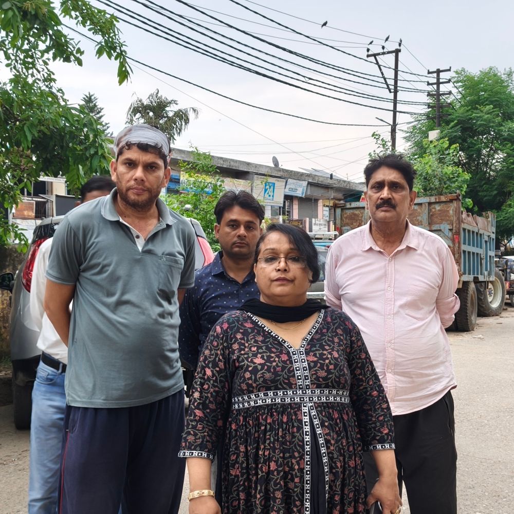 कांग्रेस नेता की कार तोड़ी, कार्रवाई न होने पर नाराज:कोतवाली पहुंचीं, आरोपियों की जल्द गिरफ्तारी की मांग