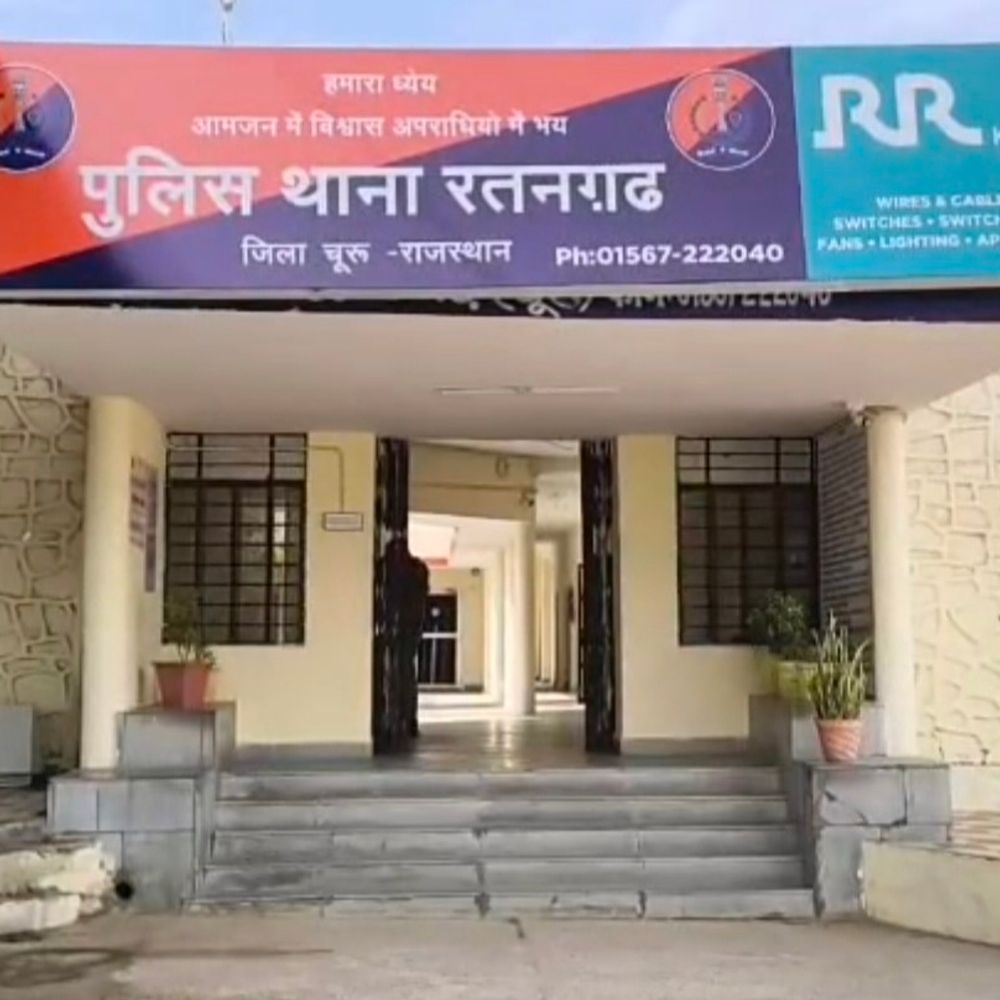 एनएच-11 पर ट्रैक्टर पलटने से ड्राइवर की मौत:रतनगढ़ के टीडियासर टोल के पास हादसा, पाइप भरकर रतनगढ़ से झुंझुनूं जा रहा था