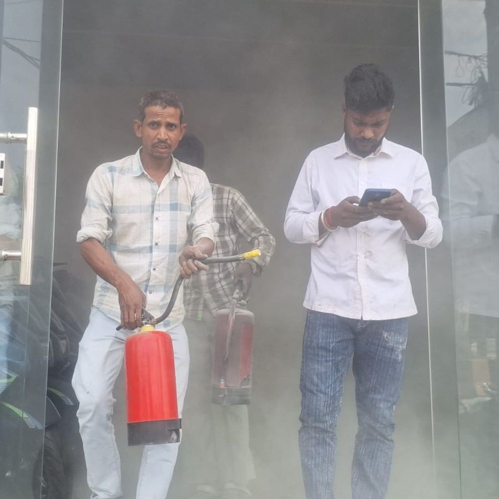 मुजफ्फरनगर के EV शोरूम में शॉर्ट सर्किट से लगी आग:स्कूटी बाहर निकालने से टला बड़ा हादसा, चार्जिंग प्वाइंट में शॉर्ट सर्किट से लगी आग