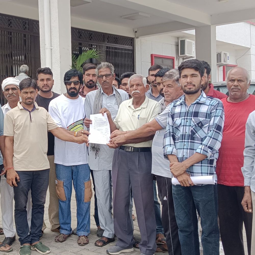 प्रिंसिपल के तबादले से ग्रामीणों में रोष:जिला कलेक्टर को ज्ञापन सौंपा, रद्द नहीं करने पर स्कूल में तालाबंदी की चेतावनी