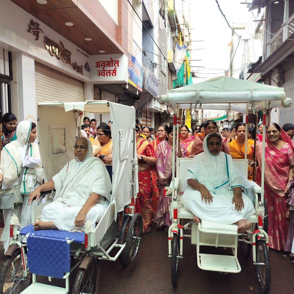 आगर में जैन साध्वियों का चातुर्मास के लिए मंगल प्रवेश:बैंड-बाजे के साथ निकला चल समारोह; चातुर्मास आत्मशुद्धि, संयम, तप का अवसर