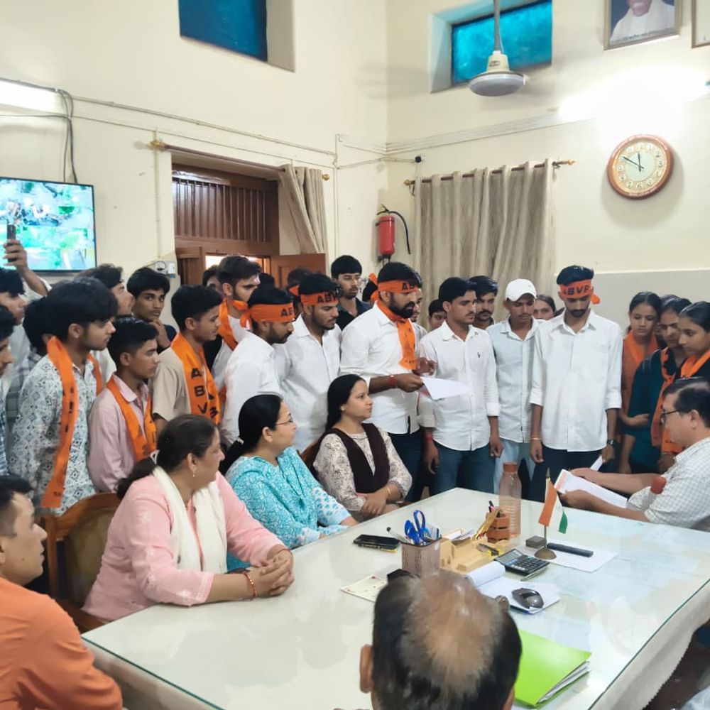 परीक्षा तिथि बढ़ाने और समस्याओं के समाधान की मांग:ABVP ने प्रिंसिपल को ज्ञापन सौंपा, समाधान नहीं होने पर आंदोलन की चेतावनी