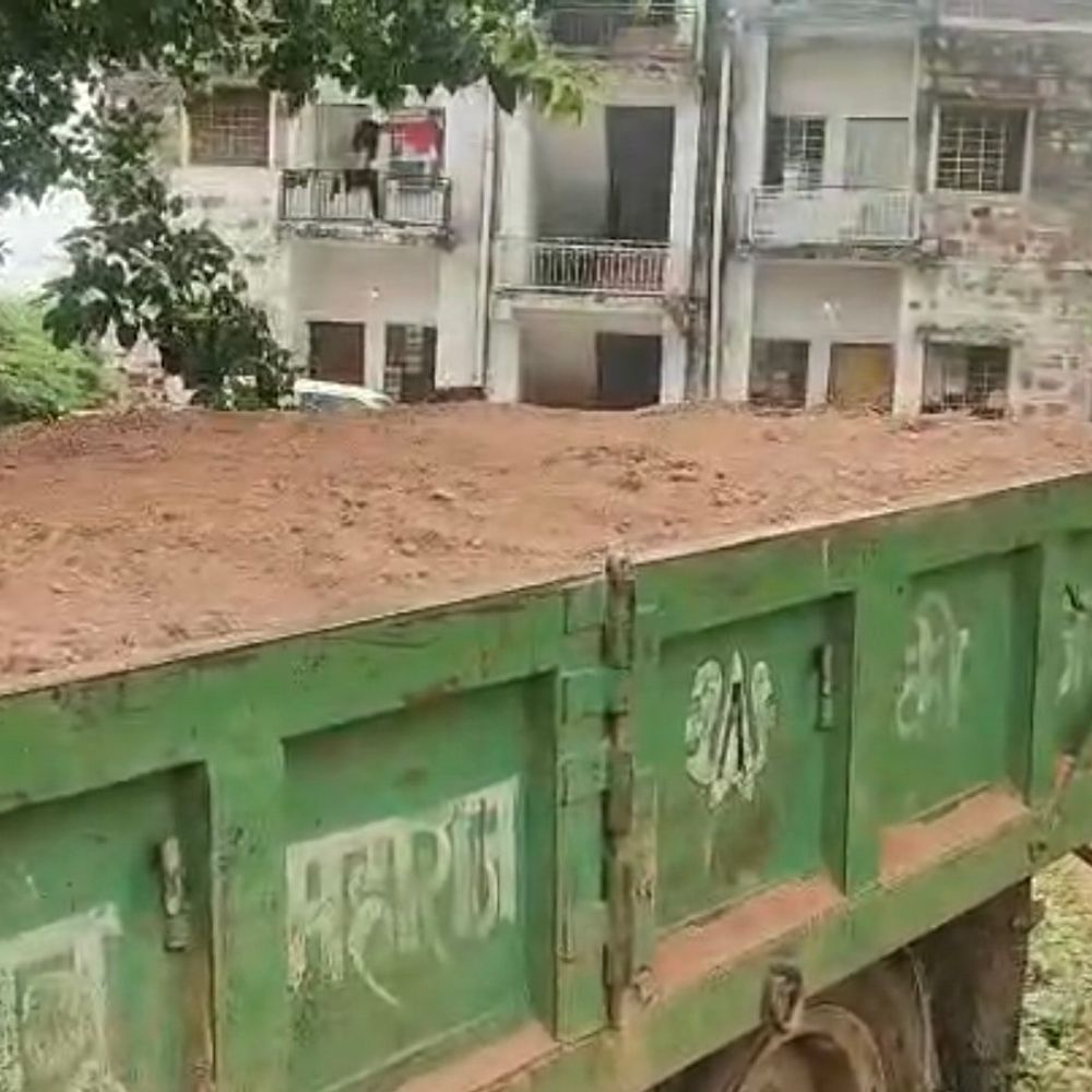 सरमथुरा में लाल रेत से भरी 2 ट्रैक्टर-ट्रॉली जब्त:दोनों ड्राइवर हुए फरार, 760 ग्राम गांजे के साथ 1 बदमाश पकड़ा