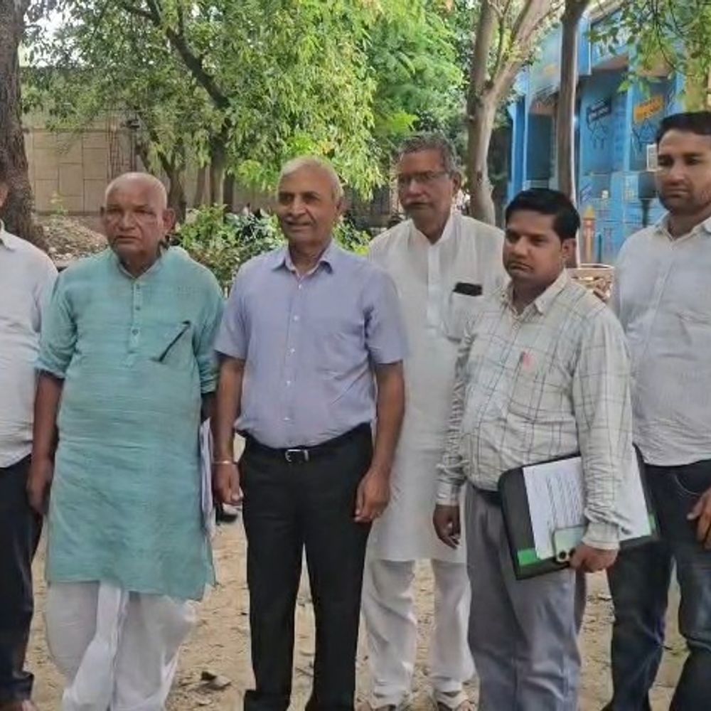 12 गांवों के किसानों ने भूमि अधिग्रहण का विरोध किया:UPSIDA औद्योगिक क्षेत्र के लिए DM को सौंपा ज्ञापन