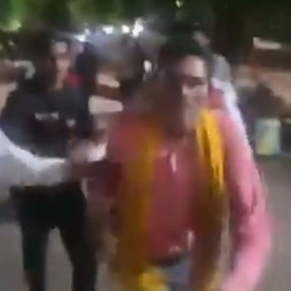 छतरपुर रेलवे स्टेशन पर पार्किंग को लेकर मारपीट:ई-रिक्शा चालकों ने लगाए जबरन वसूली के आरोप, विरोध पर मारपीट